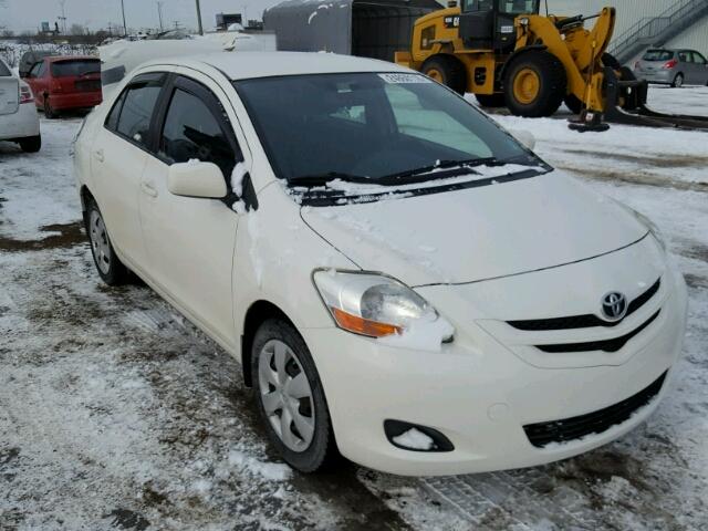 JTDBT923681262848 - 2008 TOYOTA YARIS WHITE photo 1