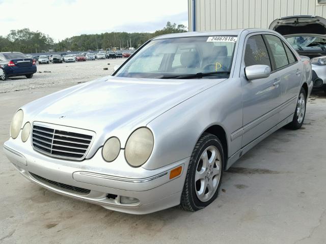 WDBJF65J02B433489 - 2002 MERCEDES-BENZ E 320 GRAY photo 2