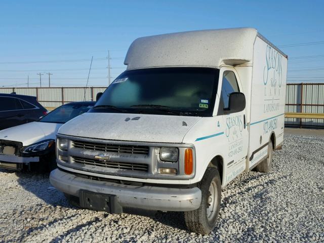 1GBHG31R211121156 - 2001 CHEVROLET EXPRESS CU WHITE photo 2