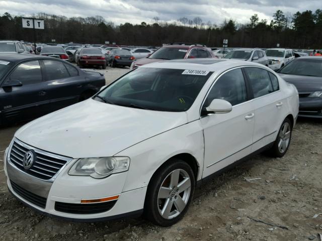 WVWAK73C68E130716 - 2008 VOLKSWAGEN PASSAT KOM WHITE photo 2