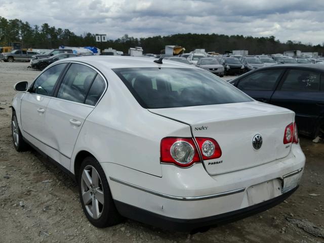 WVWAK73C68E130716 - 2008 VOLKSWAGEN PASSAT KOM WHITE photo 3