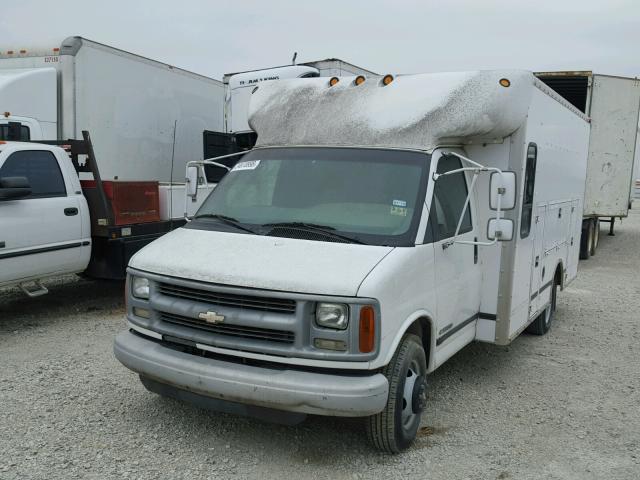 1GBJG31R311162879 - 2001 CHEVROLET EXPRESS CU WHITE photo 2