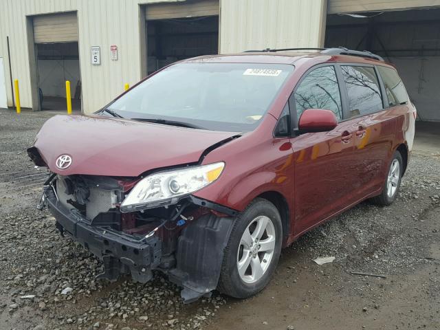 5TDKK3DC7FS585593 - 2015 TOYOTA SIENNA LE RED photo 2