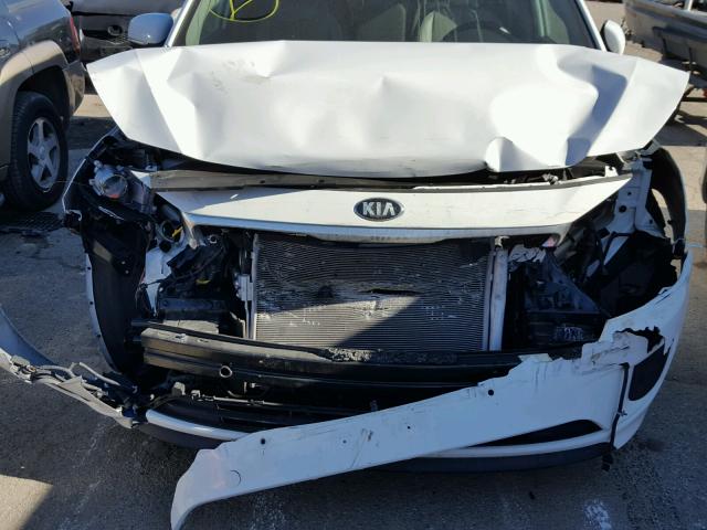 KNDMB5C16H6268086 - 2017 KIA SEDONA LX WHITE photo 9