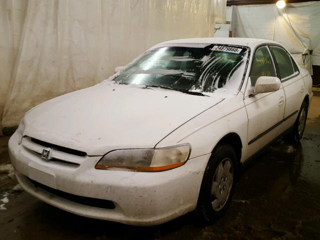 1HGCG1644YA047144 - 2000 HONDA ACCORD LX WHITE photo 2