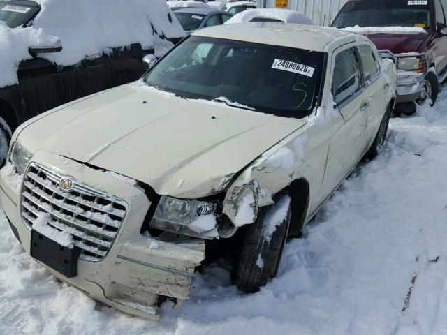 2C3CA4CD3AH180351 - 2010 CHRYSLER 300 TOURIN CREAM photo 2