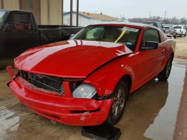 1ZVHT80N665128241 - 2006 FORD MUSTANG RED photo 2