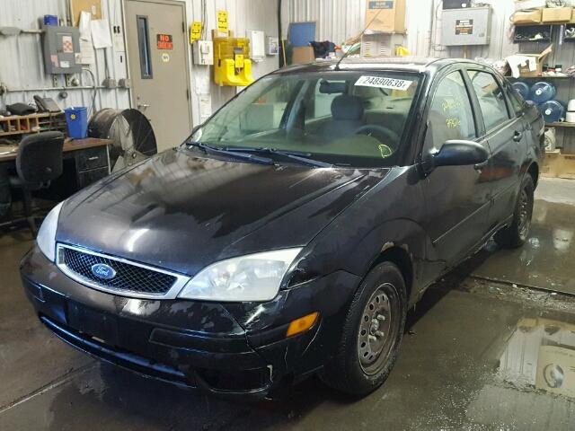 1FAFP34N15W244974 - 2005 FORD FOCUS ZX4 BLACK photo 2