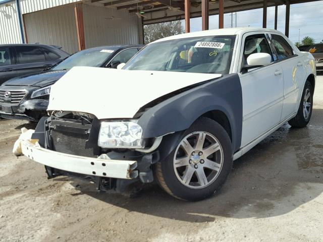 2C3KA53G66H434783 - 2006 CHRYSLER 300 TOURIN WHITE photo 2