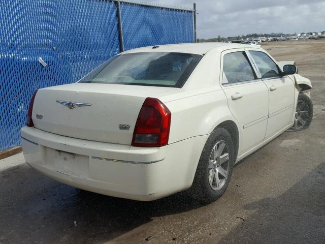 2C3KA53G66H434783 - 2006 CHRYSLER 300 TOURIN WHITE photo 4