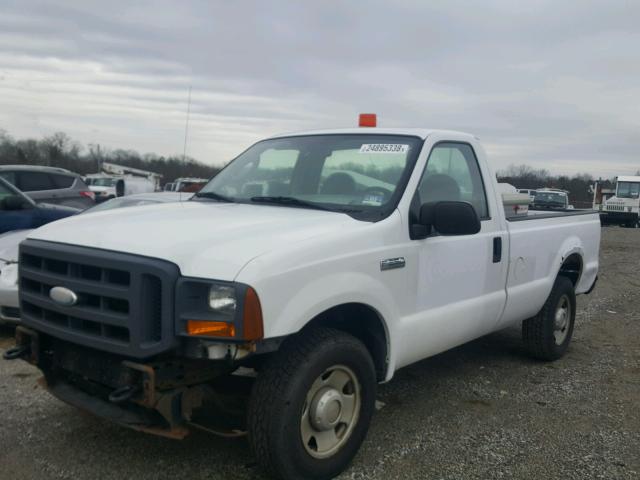 1FTNF20565EA85240 - 2005 FORD F250 SUPER WHITE photo 2