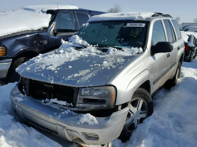 1GNDT13S452202158 - 2005 CHEVROLET TRAILBLAZE SILVER photo 2