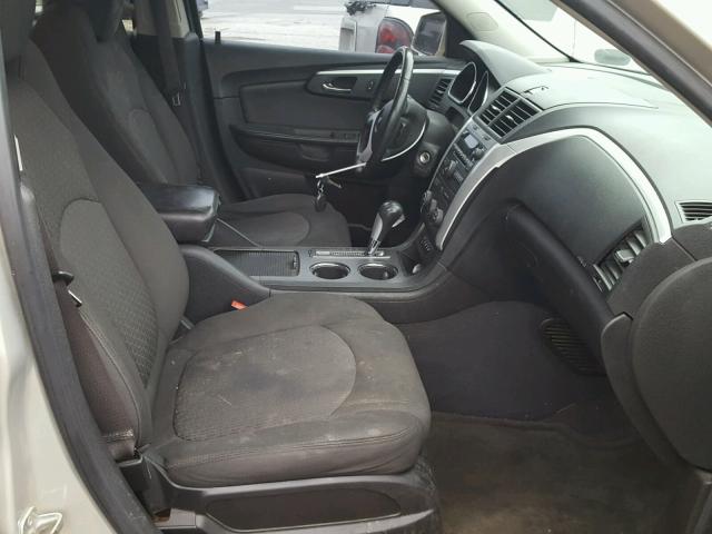 1GNLVFED0AS135036 - 2010 CHEVROLET TRAVERSE L SILVER photo 5