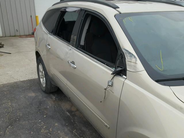 1GNLVFED0AS135036 - 2010 CHEVROLET TRAVERSE L SILVER photo 9