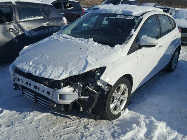 1FAHP3K24CL465517 - 2012 FORD FOCUS SE WHITE photo 2