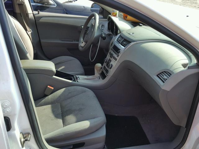 1G1ZB5E15BF236703 - 2011 CHEVROLET MALIBU LS თეთრი ფოტო 5