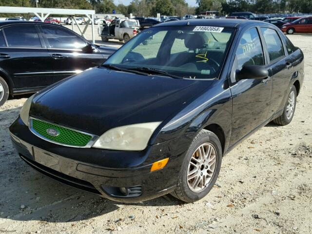 1FAFP34NX5W305643 - 2005 FORD FOCUS ZX4 BLACK photo 2