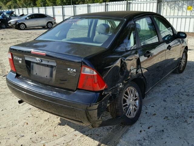 1FAFP34NX5W305643 - 2005 FORD FOCUS ZX4 BLACK photo 4