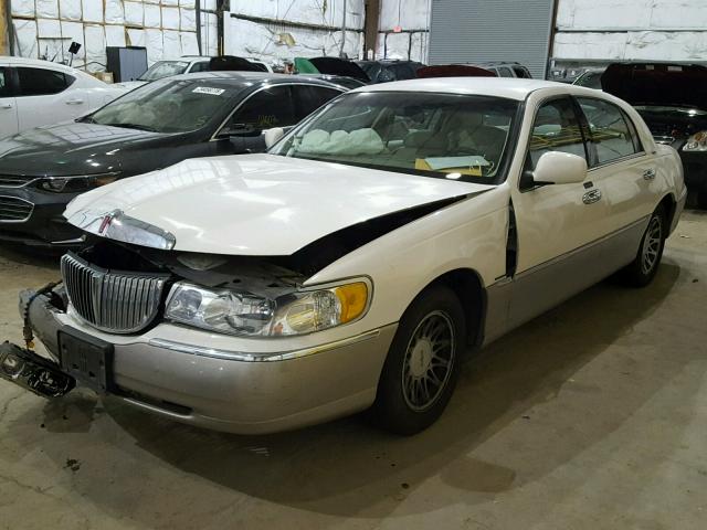 1LNHM82W3YY884029 - 2000 LINCOLN TOWN CAR S BEIGE photo 2