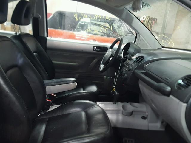 3VWDC21C71M418550 - 2001 VOLKSWAGEN NEW BEETLE 银色 照片 5