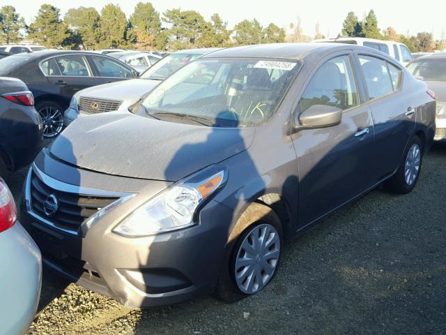 3N1CN7AP3HK431698 - 2017 NISSAN VERSA S GRAY photo 2