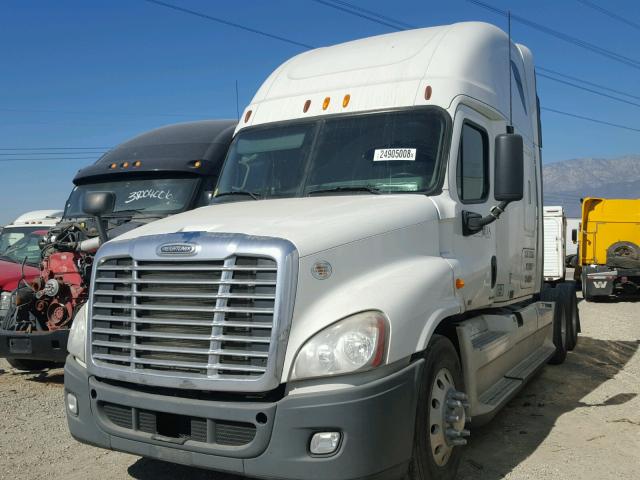 1FUJGLDR1BSAZ6640 - 2011 FREIGHTLINER CASCADIA 1 WHITE photo 2