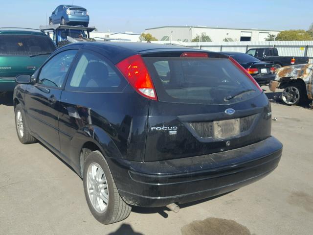 3FAHP31N35R144715 - 2005 FORD FOCUS ZX3 BLACK photo 3