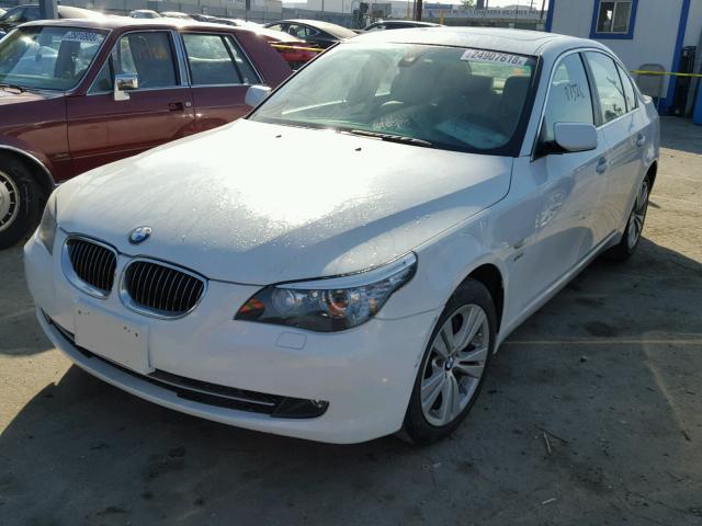 WBANV1C58AC158362 - 2010 BMW 528 XI WHITE photo 2