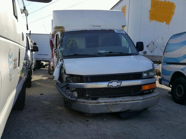 1GBHG31U351160414 - 2005 CHEVROLET EXPRESS G3 WHITE photo 1