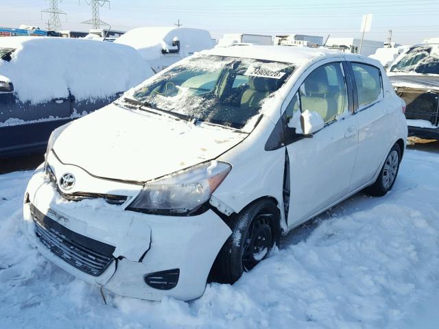 JTDKTUD30DD559722 - 2013 TOYOTA YARIS WHITE photo 2