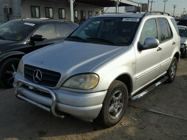 4JGAB54EXYA202749 - 2000 MERCEDES-BENZ ML 320 SILVER photo 2