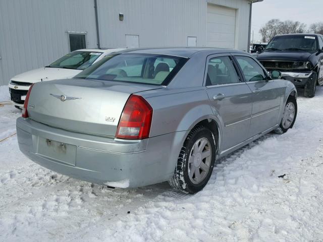 2C3JA53G95H109653 - 2005 CHRYSLER 300 TOURIN SILVER photo 4