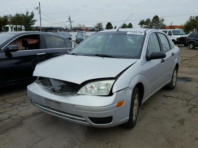 1FAFP34N16W180663 - 2006 FORD FOCUS ZX4 GRAY photo 2