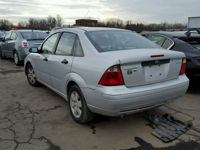 1FAFP34N16W180663 - 2006 FORD FOCUS ZX4 GRAY photo 3