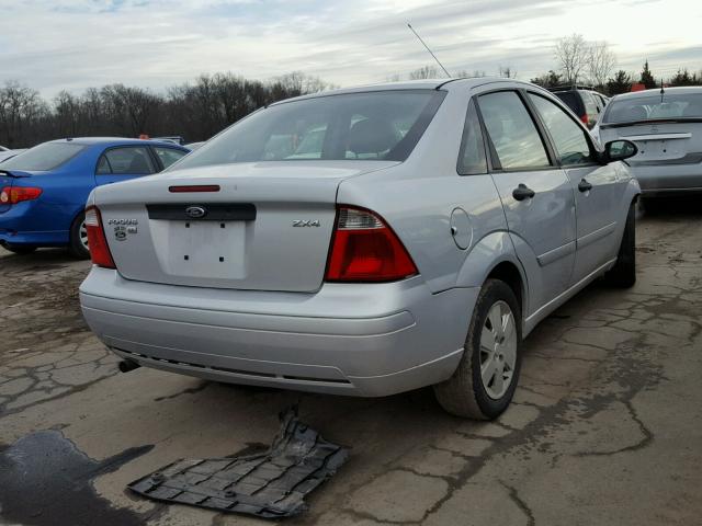 1FAFP34N16W180663 - 2006 FORD FOCUS ZX4 GRAY photo 4