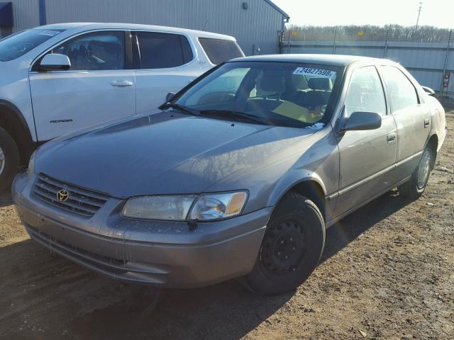 4T1BG22K9WU366678 - 1998 TOYOTA CAMRY CE BEIGE photo 2