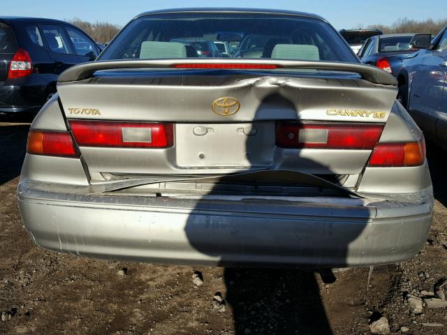 4T1BG22K9WU366678 - 1998 TOYOTA CAMRY CE BEIGE photo 9