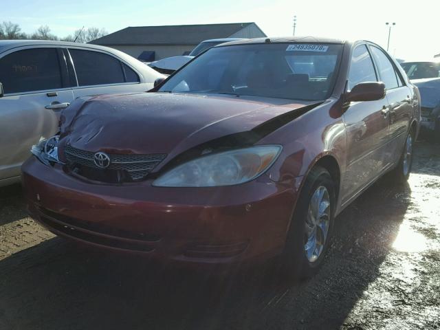 JTDBE32K520101001 - 2002 TOYOTA CAMRY LE RED photo 2