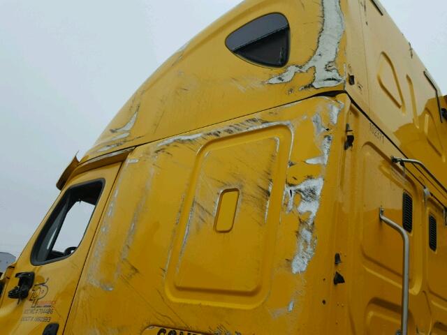 3AKJGLD5XFSGC9453 - 2015 FREIGHTLINER CASCADIA 1 YELLOW photo 9