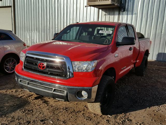 5TFUW5F14DX314230 - 2013 TOYOTA TUNDRA DOU RED photo 2