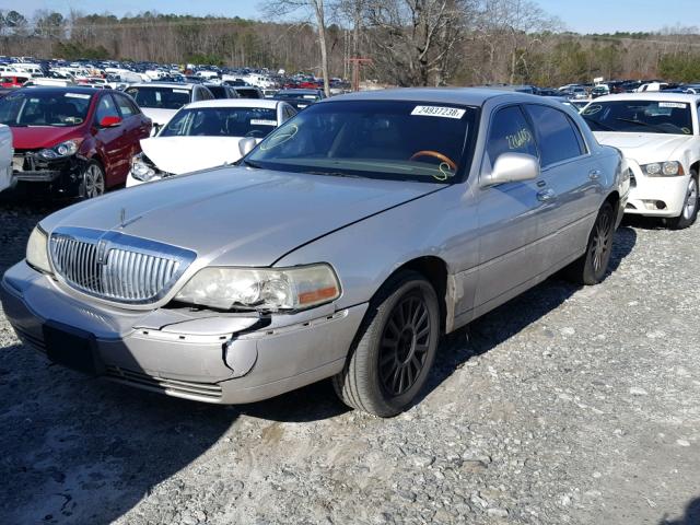 1LNHM83W54Y633425 - 2004 LINCOLN TOWN CAR U SILVER photo 2