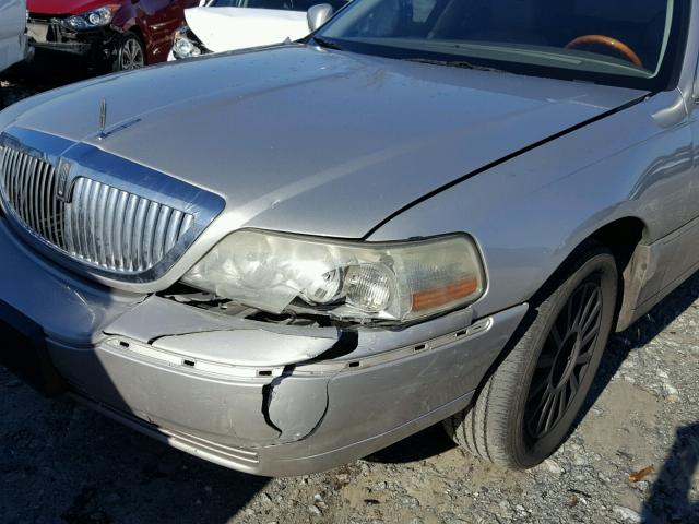 1LNHM83W54Y633425 - 2004 LINCOLN TOWN CAR U SILVER photo 9