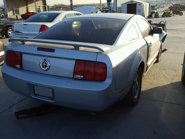 1ZVFT80N355165334 - 2005 FORD MUSTANG SILVER photo 4