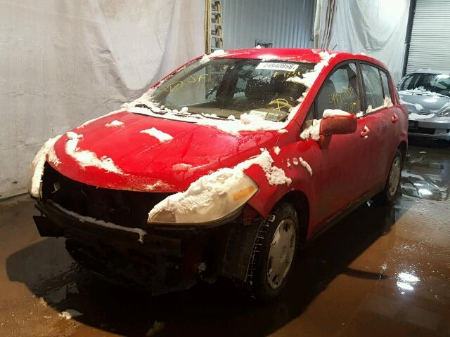 3N1BC13E47L356075 - 2007 NISSAN VERSA S RED photo 2