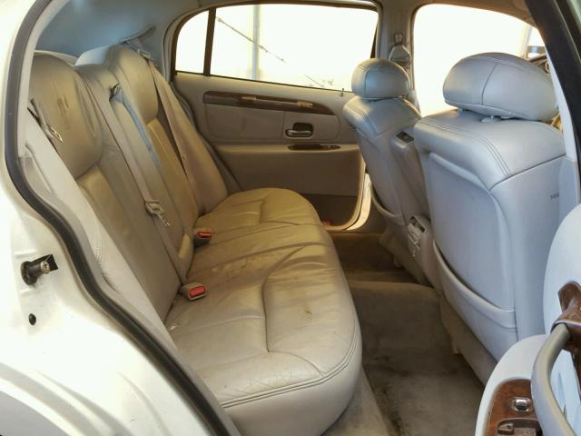 1LNHM83W0XY617184 - 1999 LINCOLN TOWN CAR C WHITE photo 6