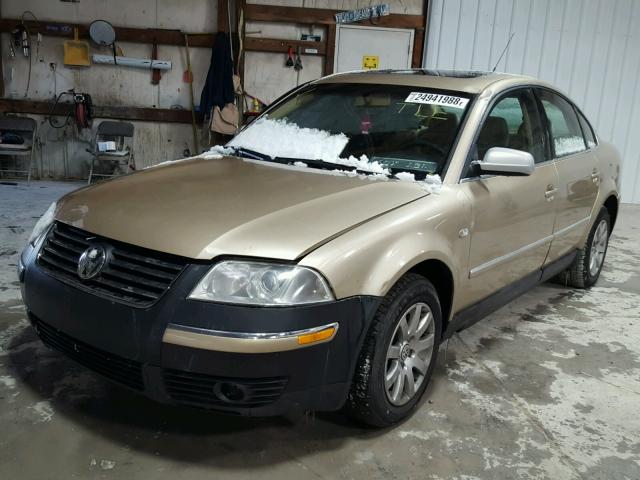 WVWPD63B72P356555 - 2002 VOLKSWAGEN PASSAT GLS GOLD photo 2