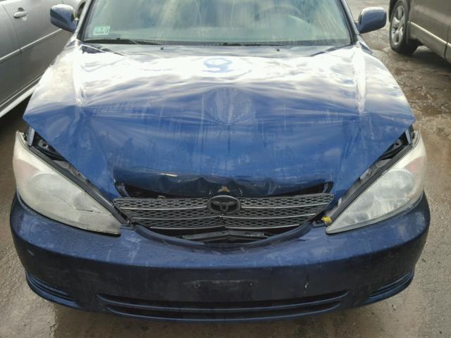 4T1BE32K03U251250 - 2003 TOYOTA CAMRY LE BLUE photo 7