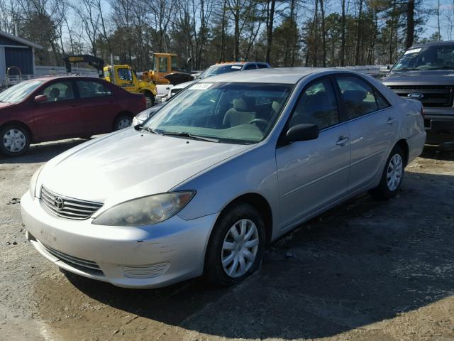 4T1BE32K25U386975 - 2005 TOYOTA CAMRY LE GRAY photo 2