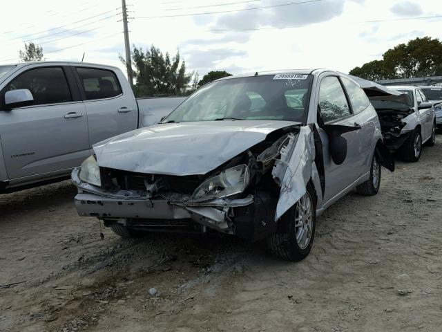 1FAHP31N47W346513 - 2007 FORD FOCUS ZX3 SILVER photo 2