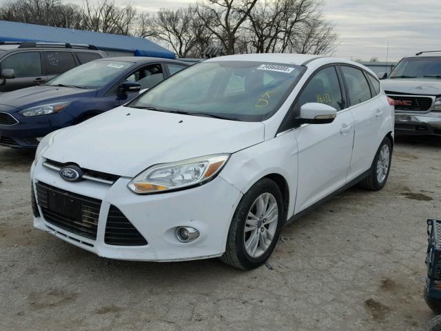 1FAHP3M2XCL252519 - 2012 FORD FOCUS SEL WHITE photo 2